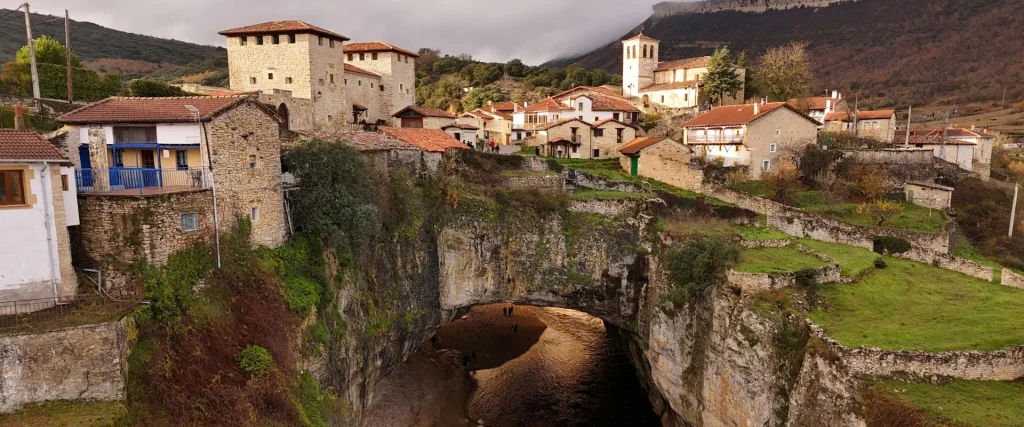 Vista panorámica de Puentedey, el pueblo construido sobre un puente natural en la provincia de Burgos