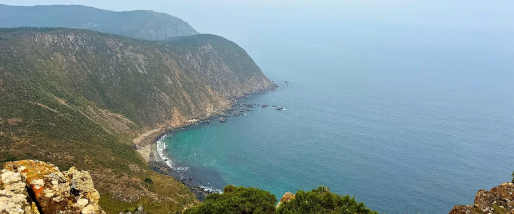 Acantilados impresionantes de la Costa de Artraba vistos desde lo alto, una parada salvaje
