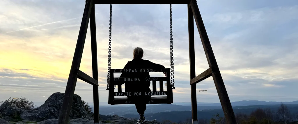 Columpio al atardecer en la Ribeira Sacra durante ruta por Galicia en autocaravana