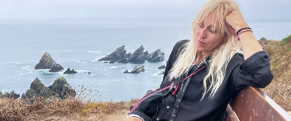 La Rubia de Two On Trip en el banco más bonito del mundo con vistas de infarto