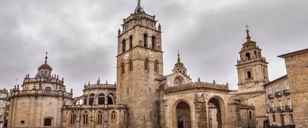 Impresionante Catedral de Lugo en un día nublado, joya románica en el corazón de Galicia