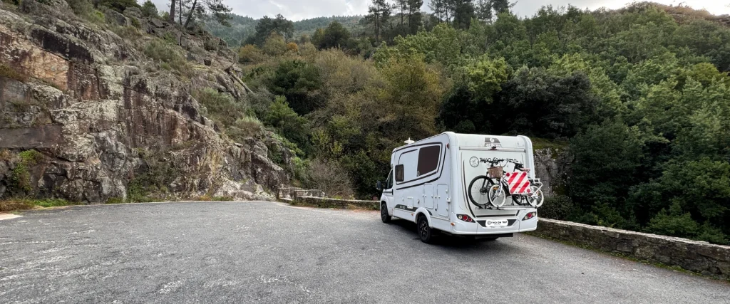 Área de aparcamiento junto al embarcadero Os Chancís en Galicia en autocaravana