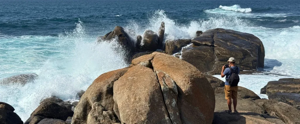 Rocas gigantes en Muxía golpeadas por las olas del Atlántico mientras Miguelito fotografía la escena