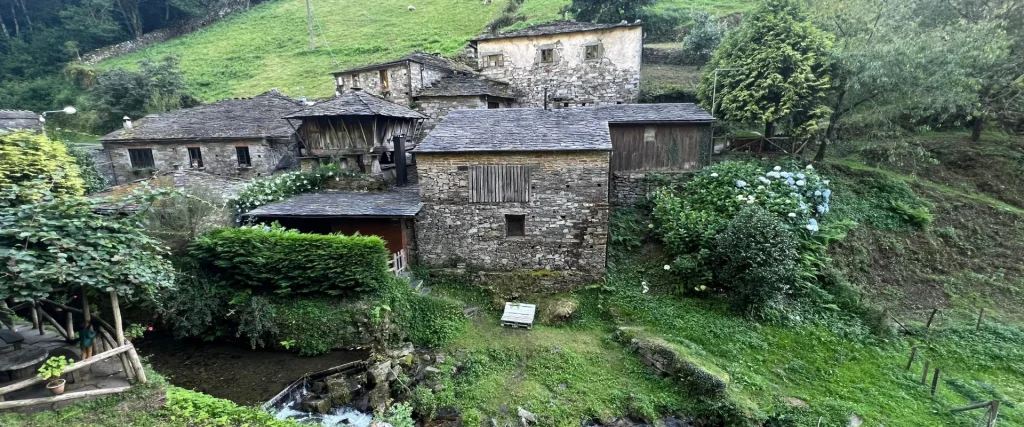 Casas tradicionales entre naturaleza en Os Teixóis, Taramundi