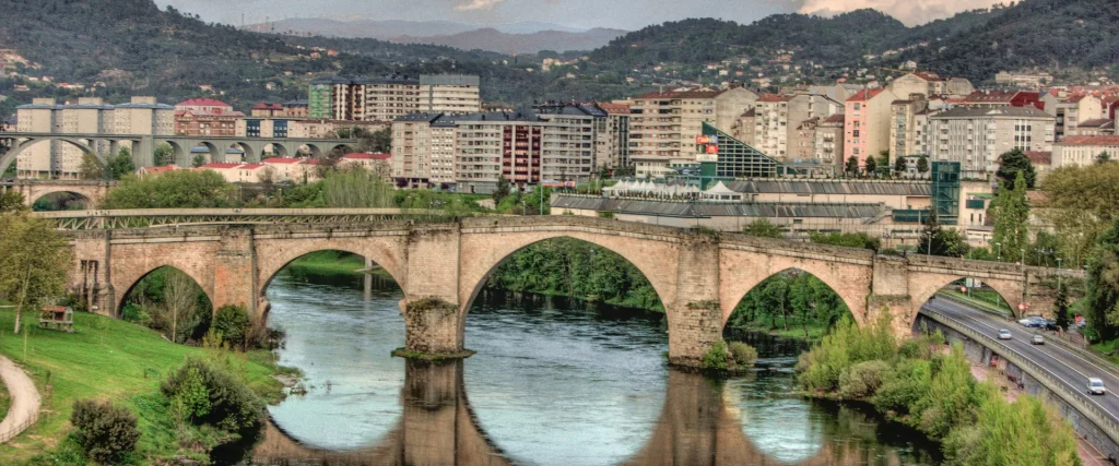Puente Romano de Ourense sobre el río Miño, una parada clave en Galicia en autocaravana