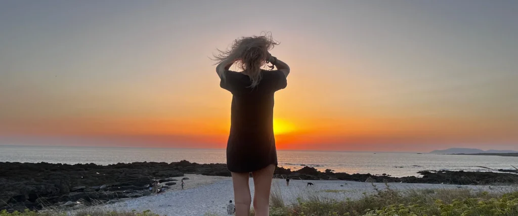 Atardecer mágico en Galicia con la Rubia de Two on Trip frente al mar