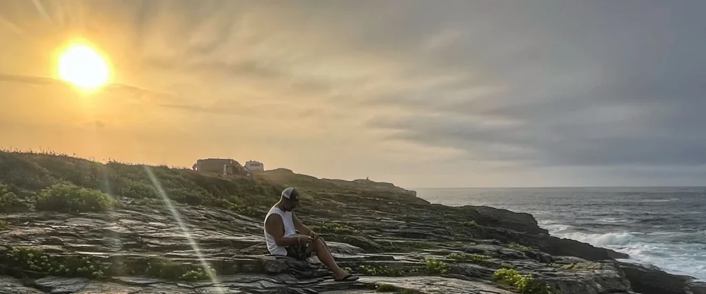 Puesta de sol en Rinlo con Miguelito disfrutando del paisaje atlántico