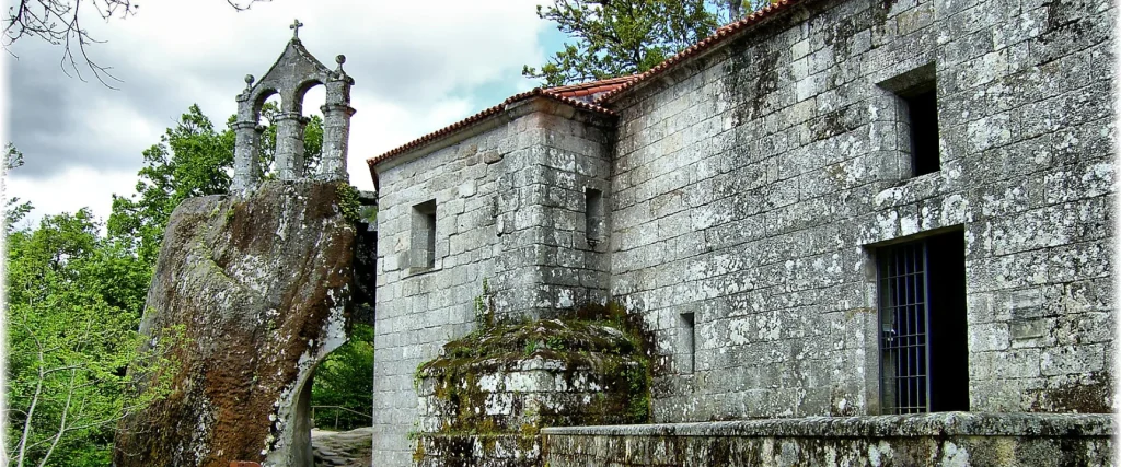 Iglesia rupestre de San Pedro de Rocas, una joya de la Ribeira Sacra