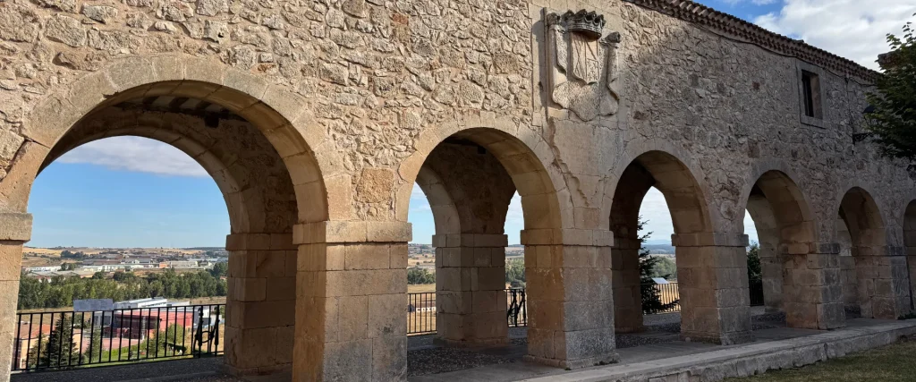 Arcos de piedra y vistas panorámicas en Lerma