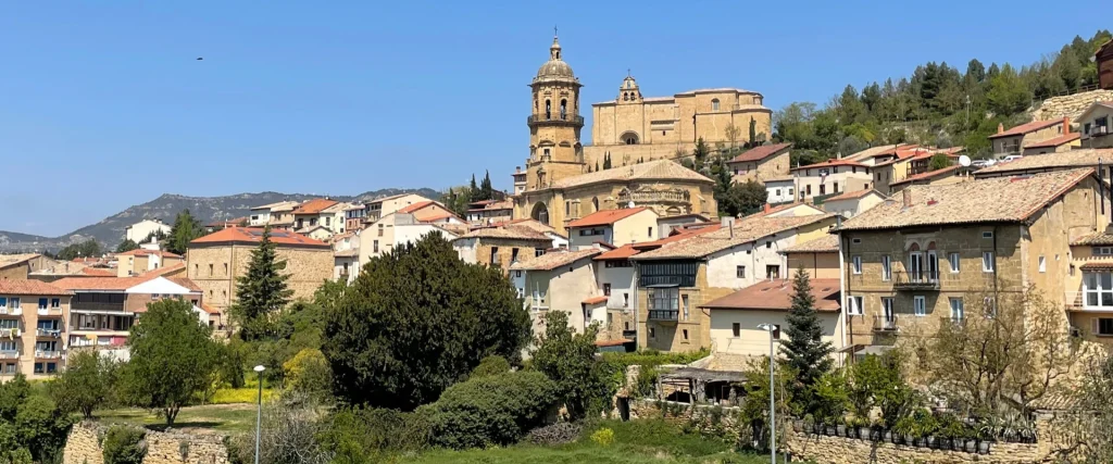 Labastida desde el mirador, con su iglesia y tejados rojizos, uno de los pueblos con más encanto de La Rioja Alavesa