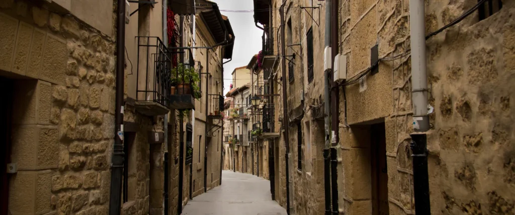 Calles medievales de Laguardia con encanto auténtico