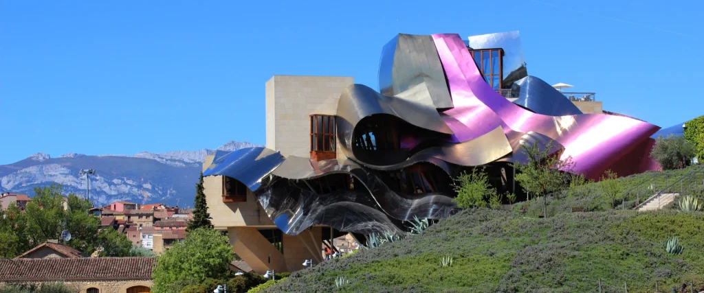 Bodega futurista de Marqués de Riscal en La Rioja con la sierra de fondo