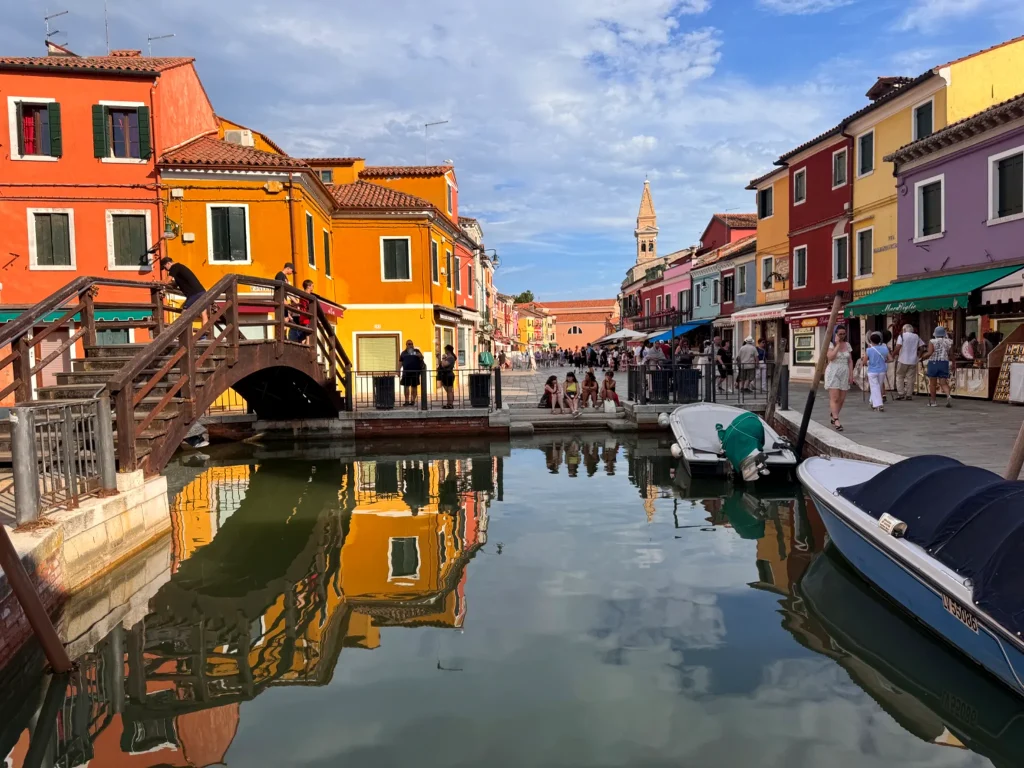 Canal de Burano con sus famosas casas de colores y un puente de madera en Venecia