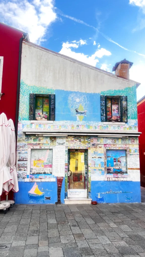 Casa decorada con murales y pinturas en la isla de Burano, Venecia