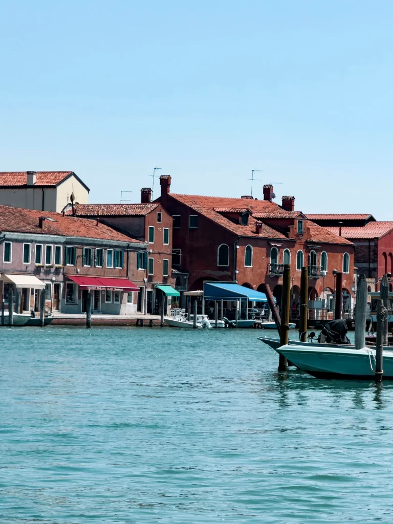 Vista del muelle y las casas de Burano junto a la laguna de Venecia