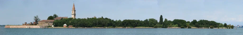 Vista panorámica de la isla de Poveglia en la laguna de Venecia
