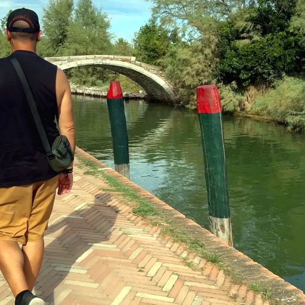 Miguelito caminando junto al canal hacia el Puente del Diablo de Torcello