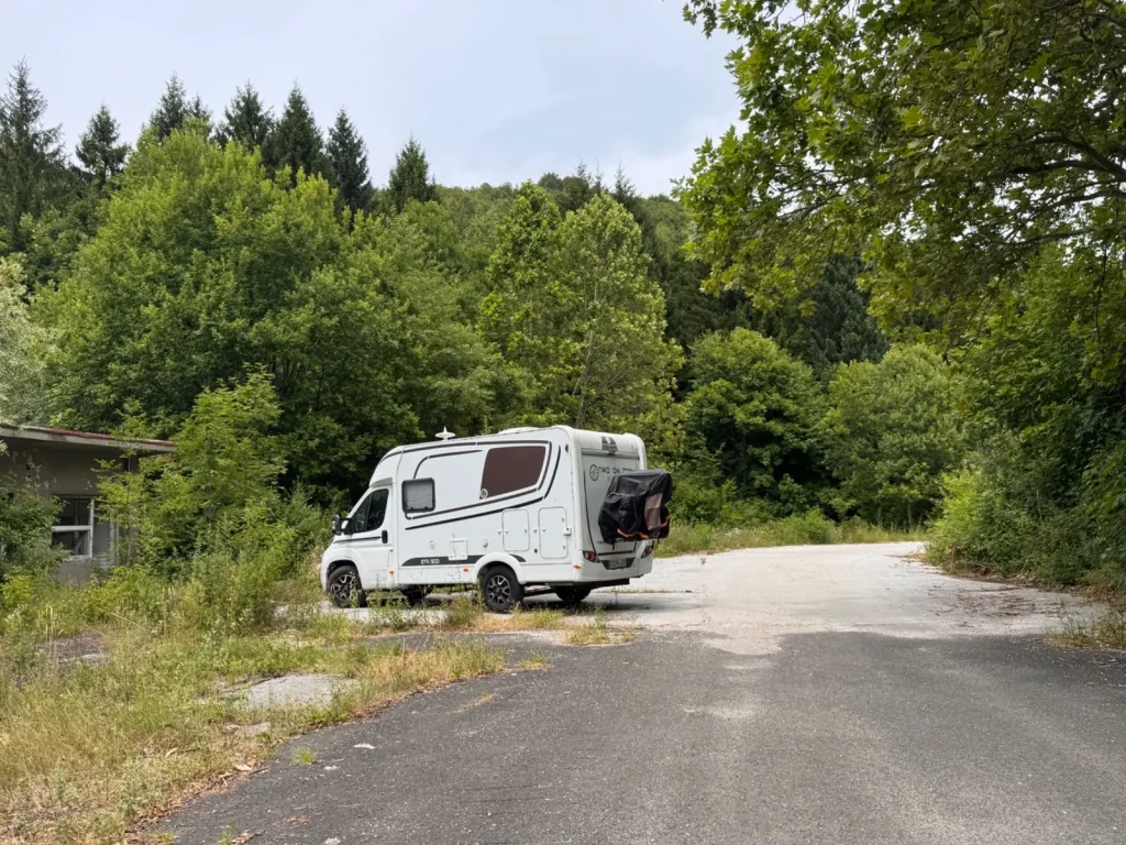 Autocaravana de Two On Trip en las instalaciones abandonadas de la base aérea de Željava