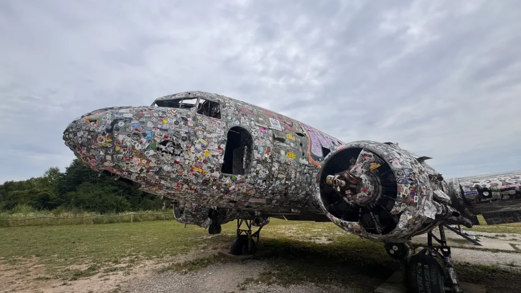Avión Douglas C-47 cubierto de pegatinas junto a la base aérea de Željava