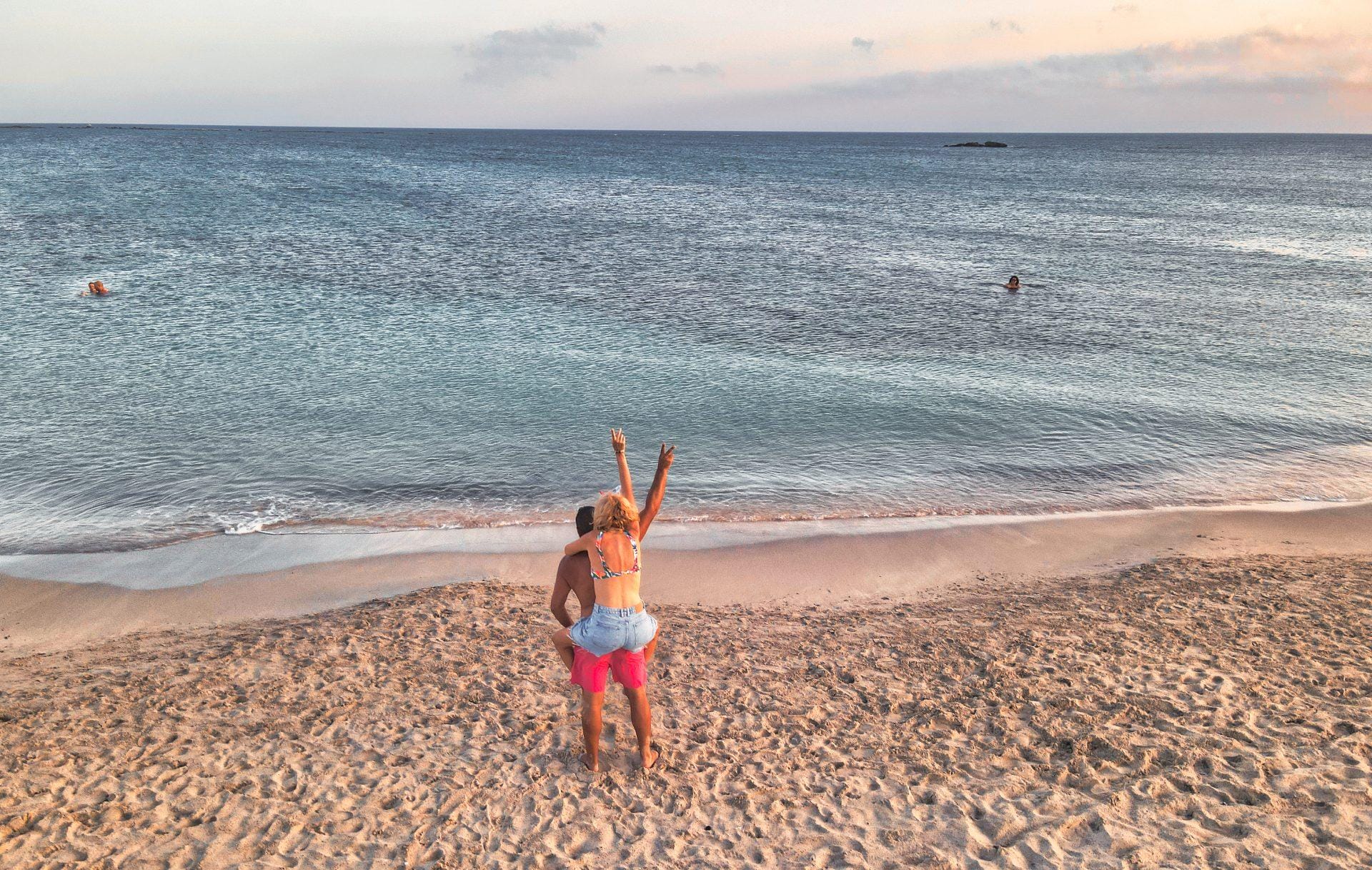 Vista aérea de la costa de Creta con el dron