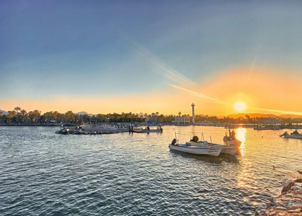 Atardecer sobre las rocas de Baja California