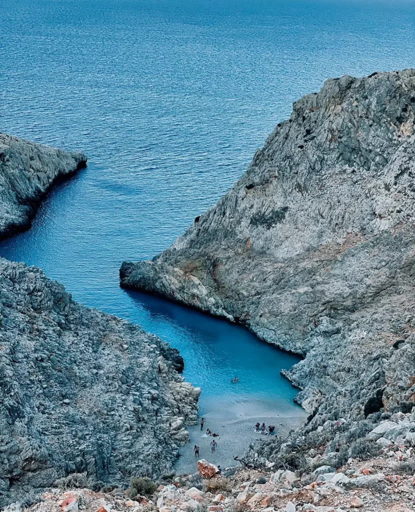 Playa secreta en la costa de Creta