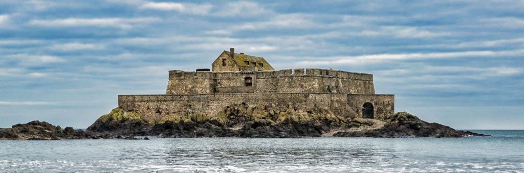 Vista panorámica de Saint-Malo desde la costa