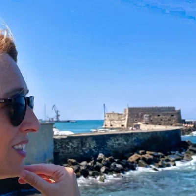 Ana junto a la fortaleza de Heraklion