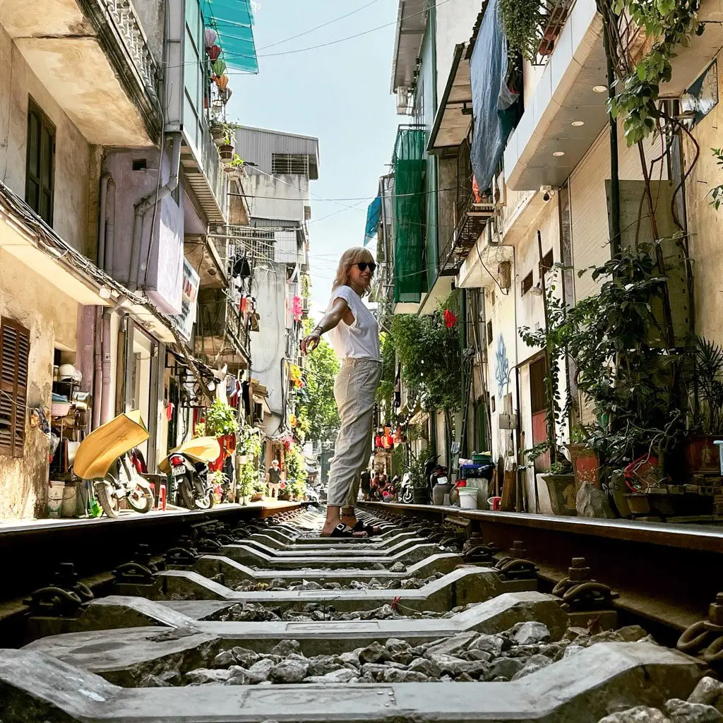 La Rubia de Two on Trip paseando por las calles de Hanoi