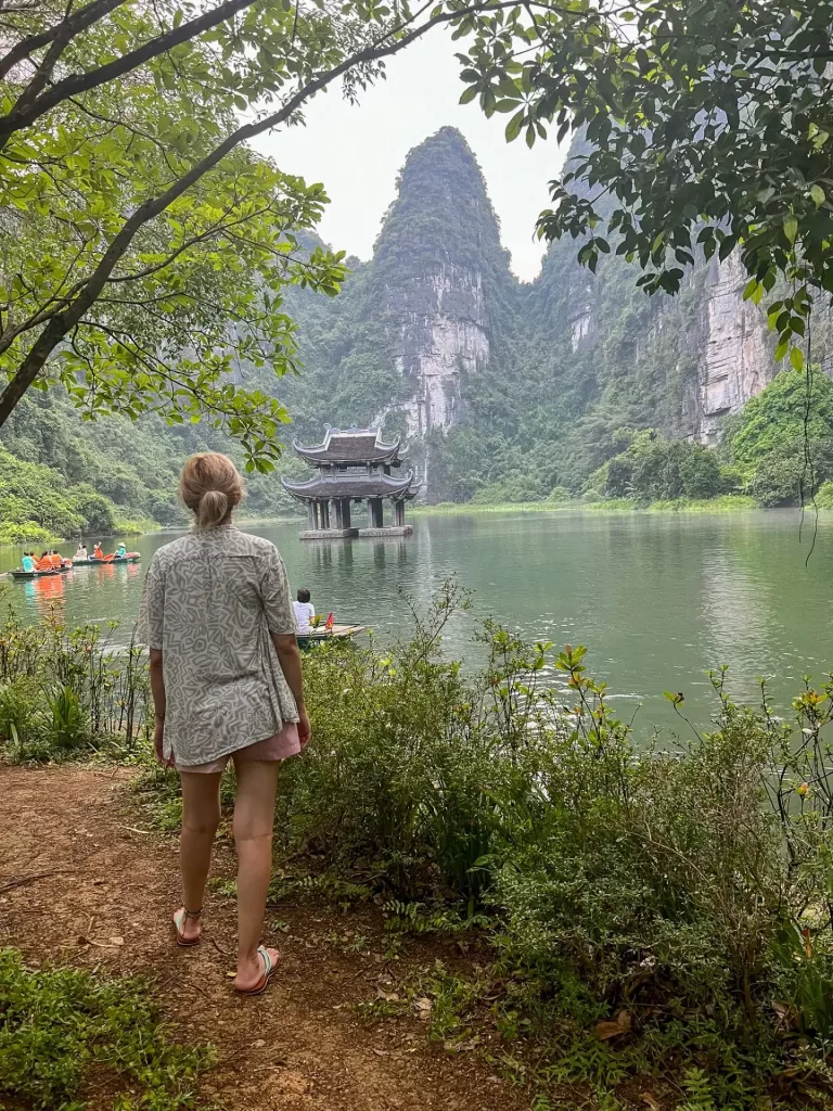 La Rubia de Two On Trip frente a una pagoda tradicional en Vietnam.