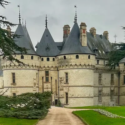 Vista frontal del Château de Chaumont-sur-Loire en el Valle del Loira, Francia, con sus características torres y muros de piedra.