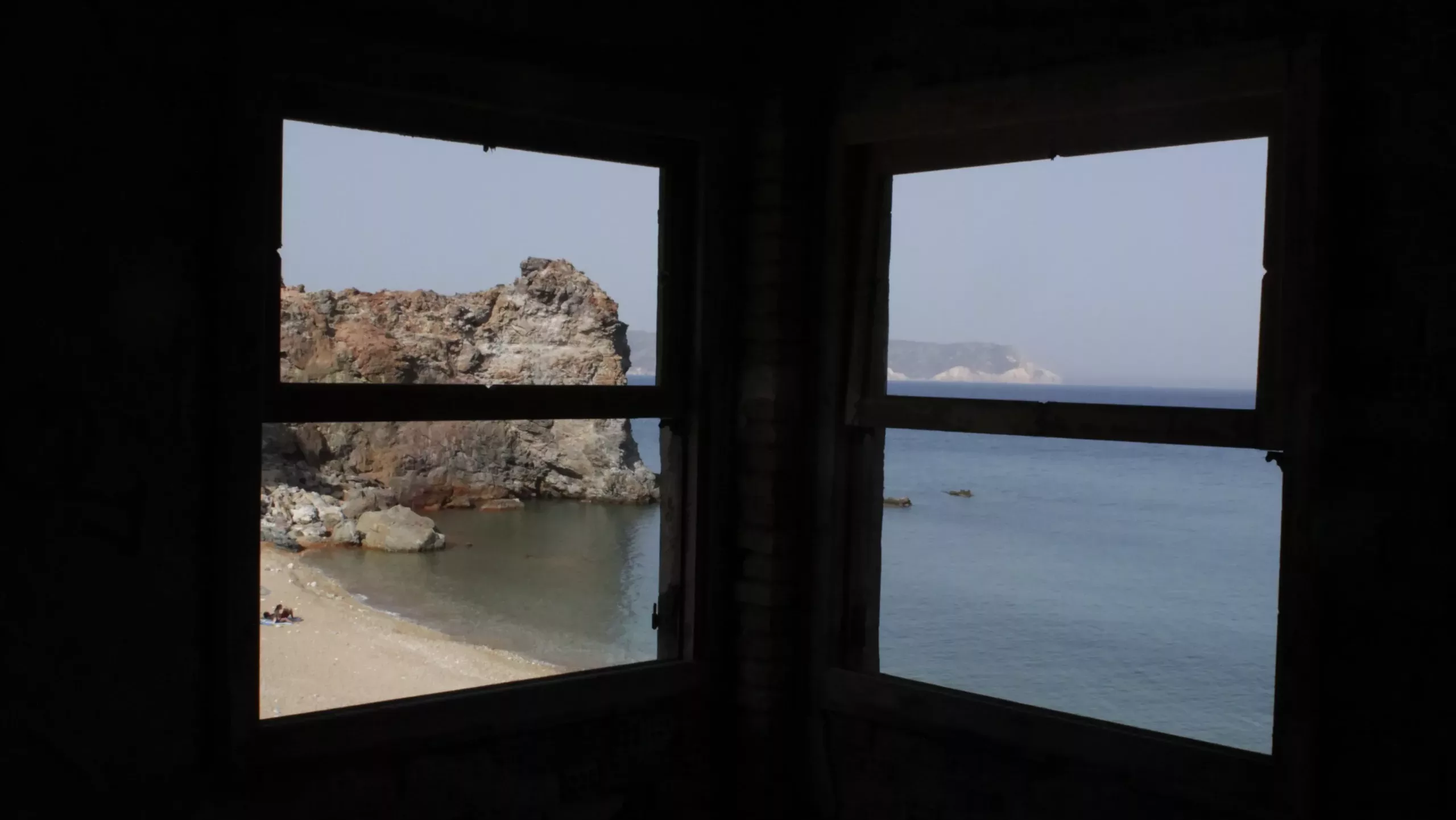 Playa Thiorichia Mina Azufre en Milos - Escena natural