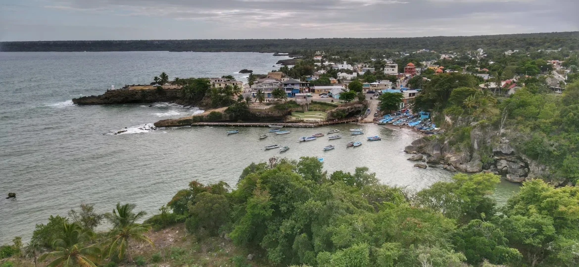 Vista panorámica de Boca de Yuma con su pequeña bahía, barcas y casas entre vegetación caribeña