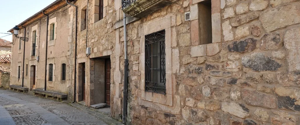 Calles de piedra en Vinuesa, un encantador pueblo en plena naturaleza de Soria