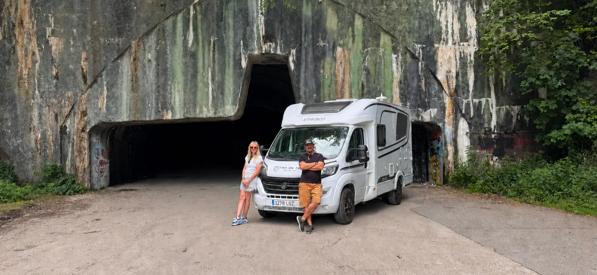 Two On Trip con su autocaravana ante una entrada de la base aérea de Željava