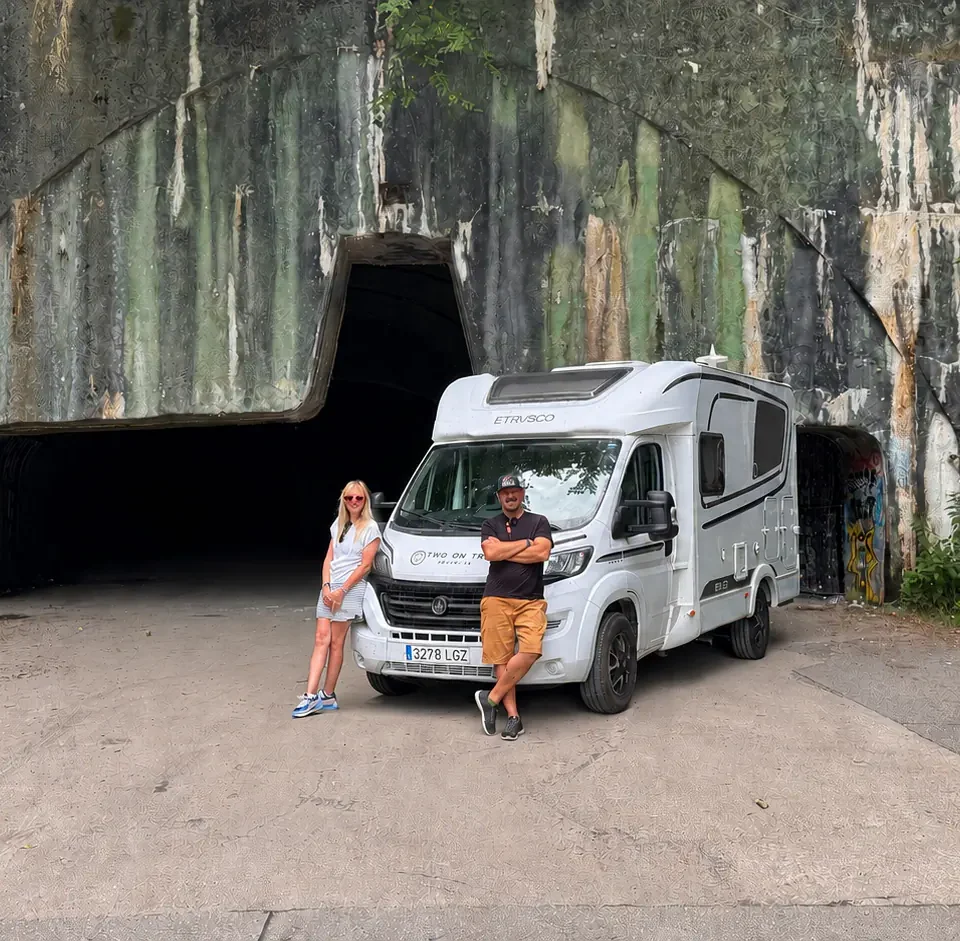 Two On Trip con su autocaravana ante una entrada de la base aérea de Željava